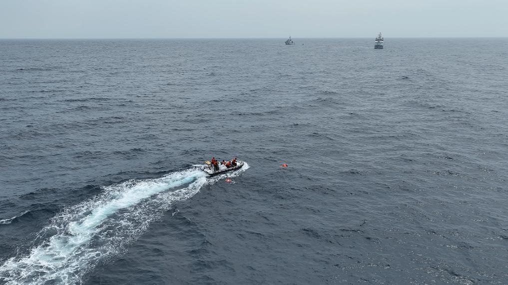 4月23日，中越海警開展海上聯(lián)合搜救演練，模擬營救落水人員。（中國海警供圖）