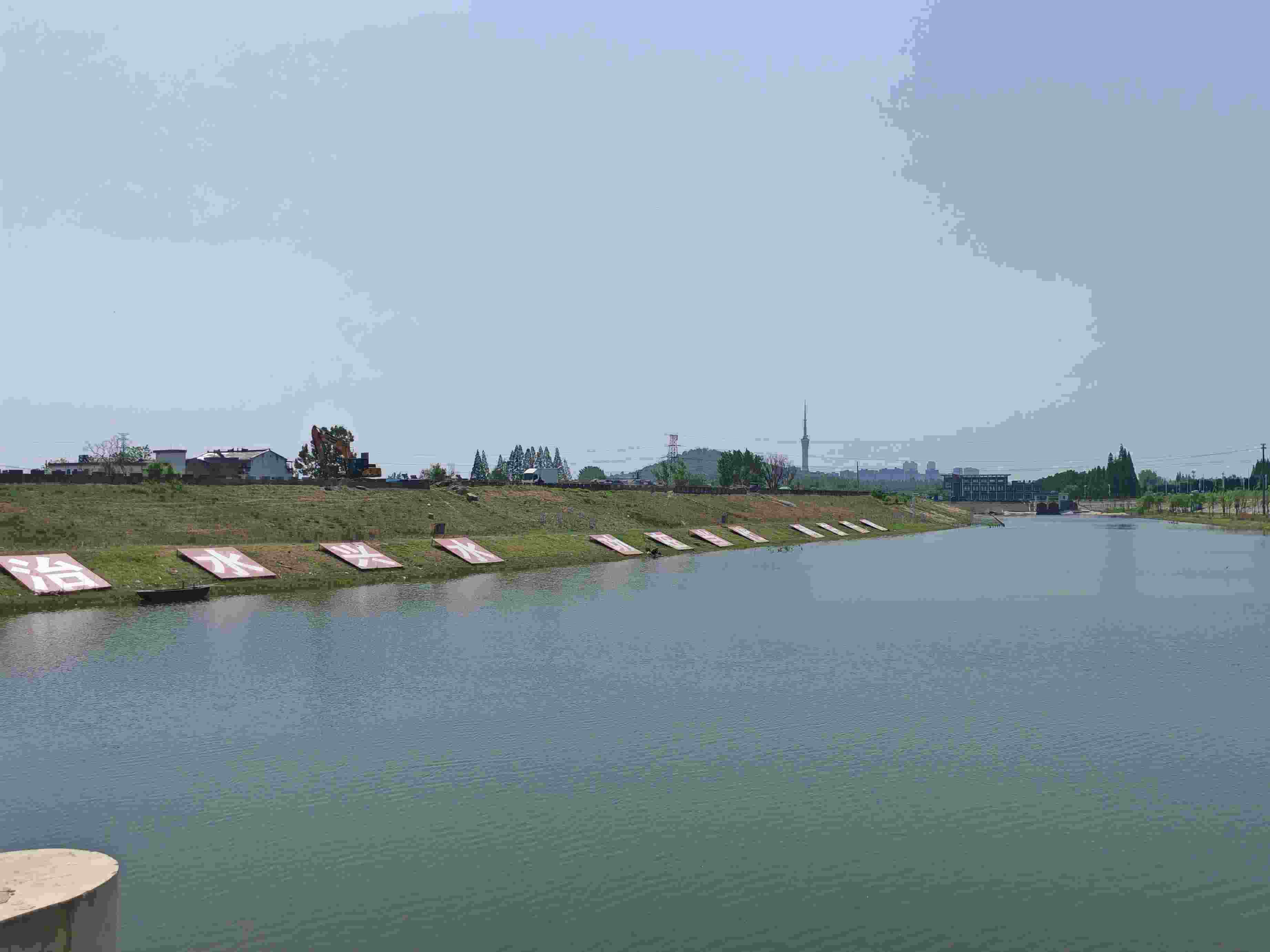 在龍子湖樞紐上眺望靚麗的淮河美景。人民網(wǎng)記者 王子鋒攝