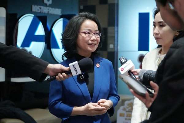 沈敏娟大使接受中蒙主流媒體采訪。中國駐蒙古國使館供圖