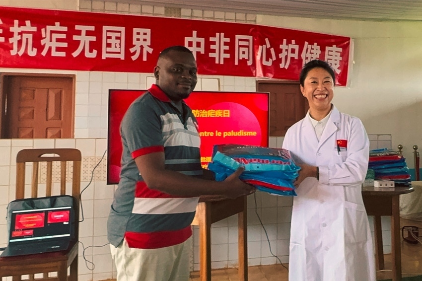 【3】贈(zèng)送抗瘧物資。中國(guó)（山西）第24批援喀麥隆姆巴爾馬尤醫(yī)療隊(duì) 供圖