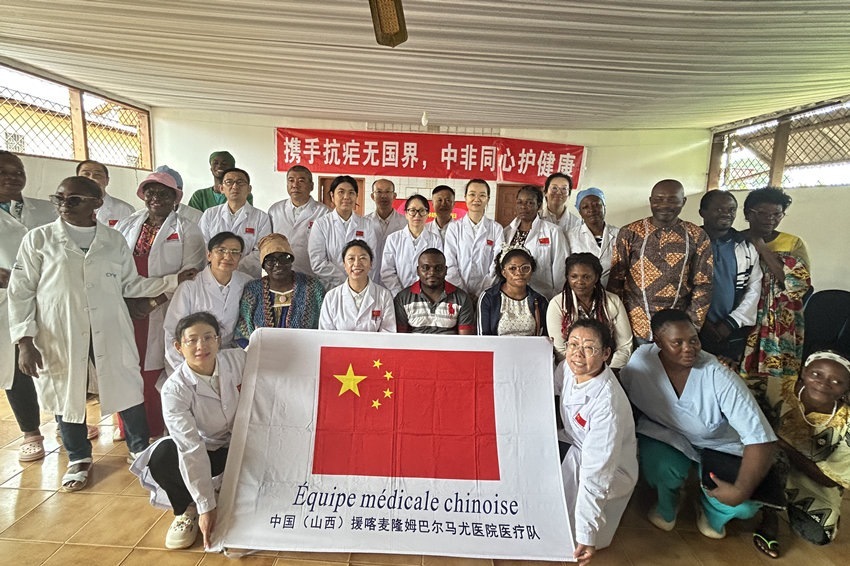【4】圖為活動(dòng)結(jié)束后的合影。中國(guó)（山西）第24批援喀麥隆姆巴爾馬尤醫(yī)療隊(duì) 供圖