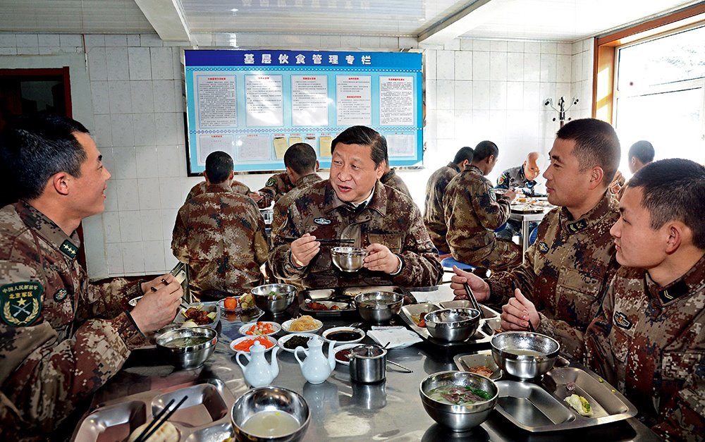 2014年1月26日，習近平主席專程來到內(nèi)蒙古軍區(qū)邊防某部，親切看望慰問戍邊官兵。這是在連隊食堂，習近平主席同戰(zhàn)士們一起用餐。