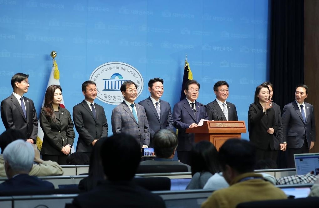 4月11日，李在明在韓國(guó)首爾舉行的新聞發(fā)布會(huì)上介紹他的總統(tǒng)競(jìng)選團(tuán)隊(duì)。新華社記者姚琪琳攝