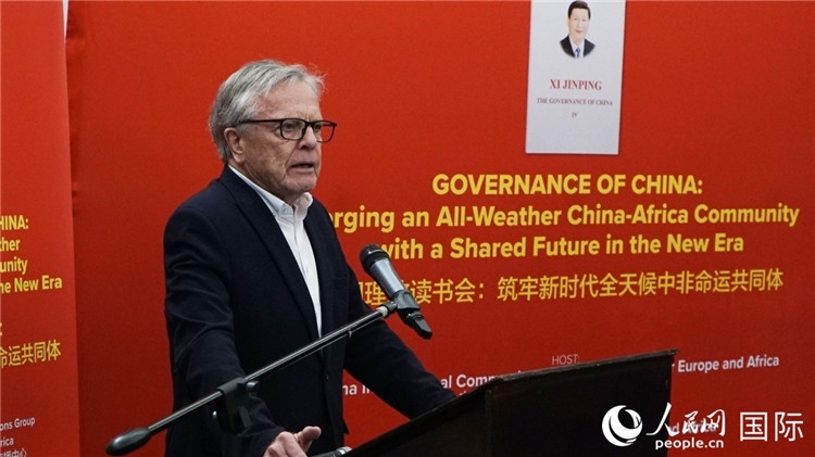 南非前駐日本、西班牙、馬達(dá)加斯加大使、浙江師范大學(xué)非洲研究院資深研究員赫特·赫羅布勒在讀書(shū)會(huì)上發(fā)言。人民網(wǎng) 劉暢攝