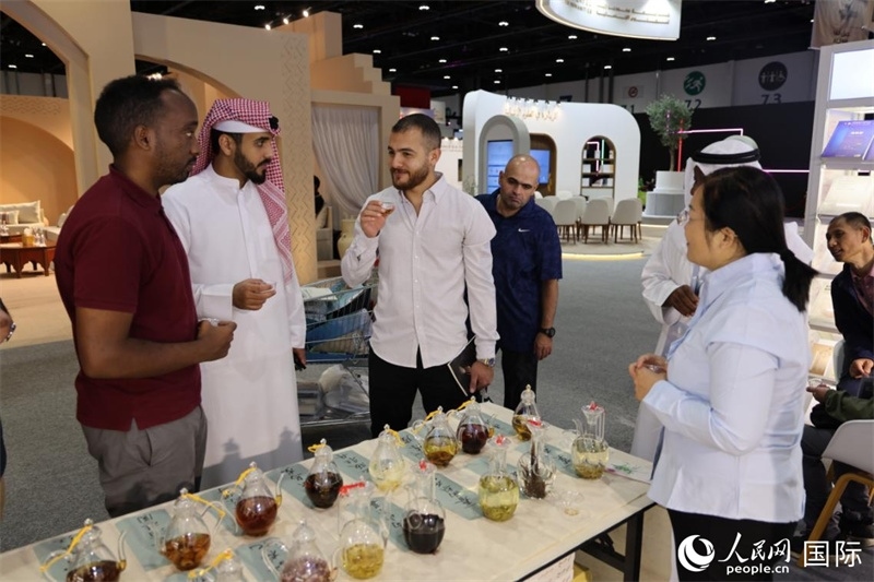 在“閱讀中國(guó)”館，當(dāng)?shù)刈x者通過(guò)品味中國(guó)茶，了解中國(guó)文化。人民網(wǎng)記者 張志文攝