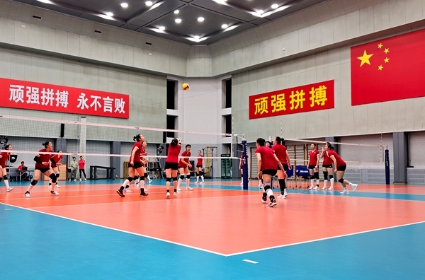 4月28日，中國女排在主教練趙勇的帶領(lǐng)下進行訓(xùn)練。人民網(wǎng)記者 胡雪蓉攝