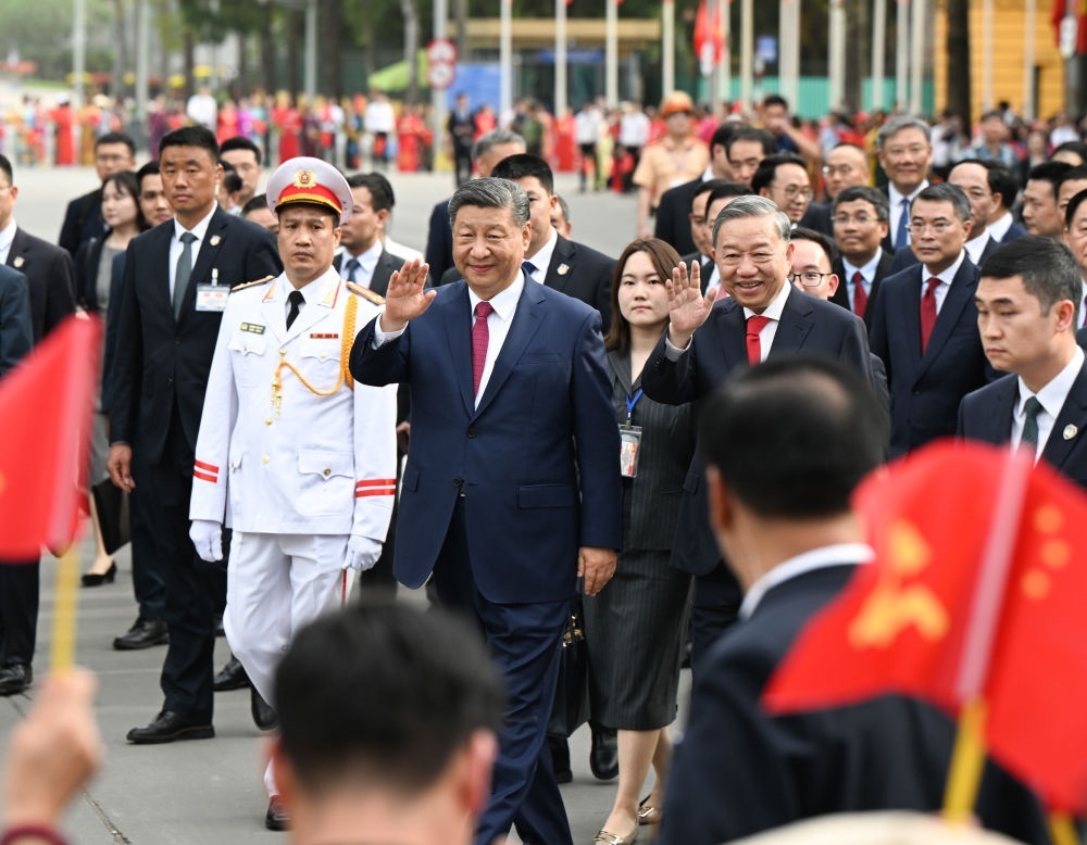 4月14日，中共中央總書記、國家主席習(xí)近平抵達(dá)河內(nèi)對越南進(jìn)行國事訪問。當(dāng)日下午，越共中央總書記蘇林為習(xí)近平舉行隆重歡迎儀式。這是歡迎儀式后，習(xí)近平和蘇林一同步行前往越共中央駐地舉行會談時，向歡迎人群揮手致意。新華社記者 張領(lǐng) 攝