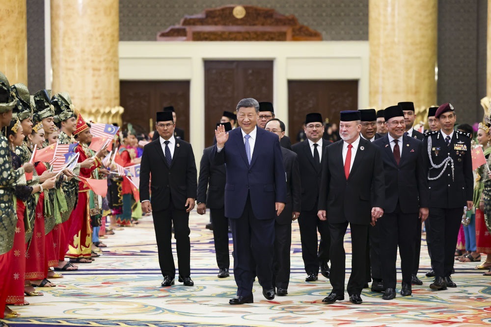 4月16日上午，馬來西亞最高元首易卜拉欣在馬來西亞國家王宮同中國國家主席習(xí)近平舉行會見。會見后，習(xí)近平出席易卜拉欣舉行的歡迎宴會。這是習(xí)近平向歡迎人群揮手致意。新華社記者 黃敬文 攝