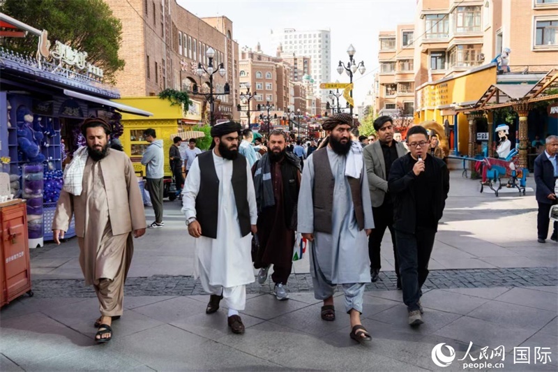 代表團(tuán)在新疆國際大巴扎參觀。人民網(wǎng)記者 章凱風(fēng)攝