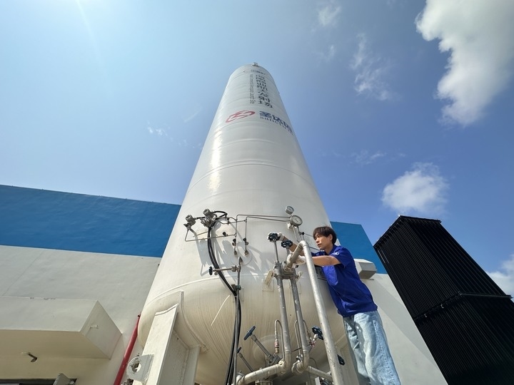 陳恩偉在海南商業(yè)航天發(fā)射場技術(shù)區(qū)罐區(qū)進(jìn)行液氮轉(zhuǎn)注前準(zhǔn)備。新華社記者 陳凱姿 攝