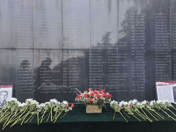 在南京抗日航空烈士紀念館鐫刻有蘇聯(lián)籍抗日航空英烈名錄的紀念碑前，擺放著人們獻上的鮮花（2024年11月22日攝）。新華社記者 邱冰清 攝