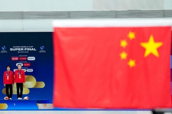 5月2日，獲得2025年跳水世界杯總決賽女子雙人10米臺冠軍的中國組合陳芋汐（右）/全紅嬋在頒獎儀式上。新華社記者 鞠煥宗 攝