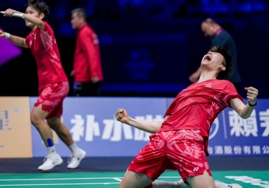 5月3日，中國隊組合馮彥哲（右）/黃東萍在半決賽混雙比賽后慶祝。新華社記者 孫非 攝