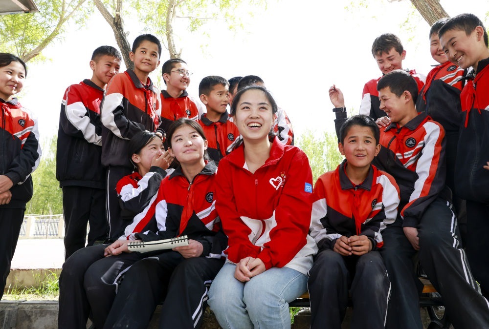 4月23日，在新疆克州阿圖什市哈拉峻鄉(xiāng)謝依特小學(xué)，支教教師高淑賢和學(xué)生們?cè)谝黄稹? width=