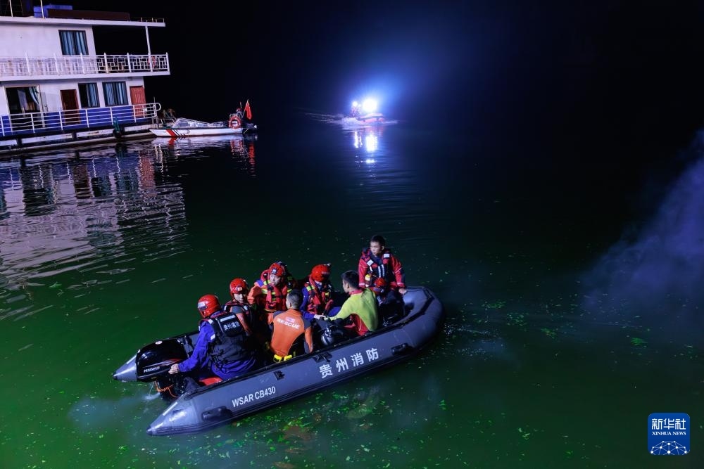 5月5日，救援人員在進(jìn)行搜救。新華社記者 劉續(xù) 攝