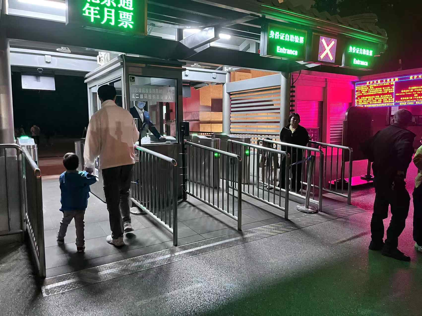 北京天壇公園延長(zhǎng)開(kāi)放時(shí)間，游客進(jìn)入游覽。人民網(wǎng)記者 李楠樺攝