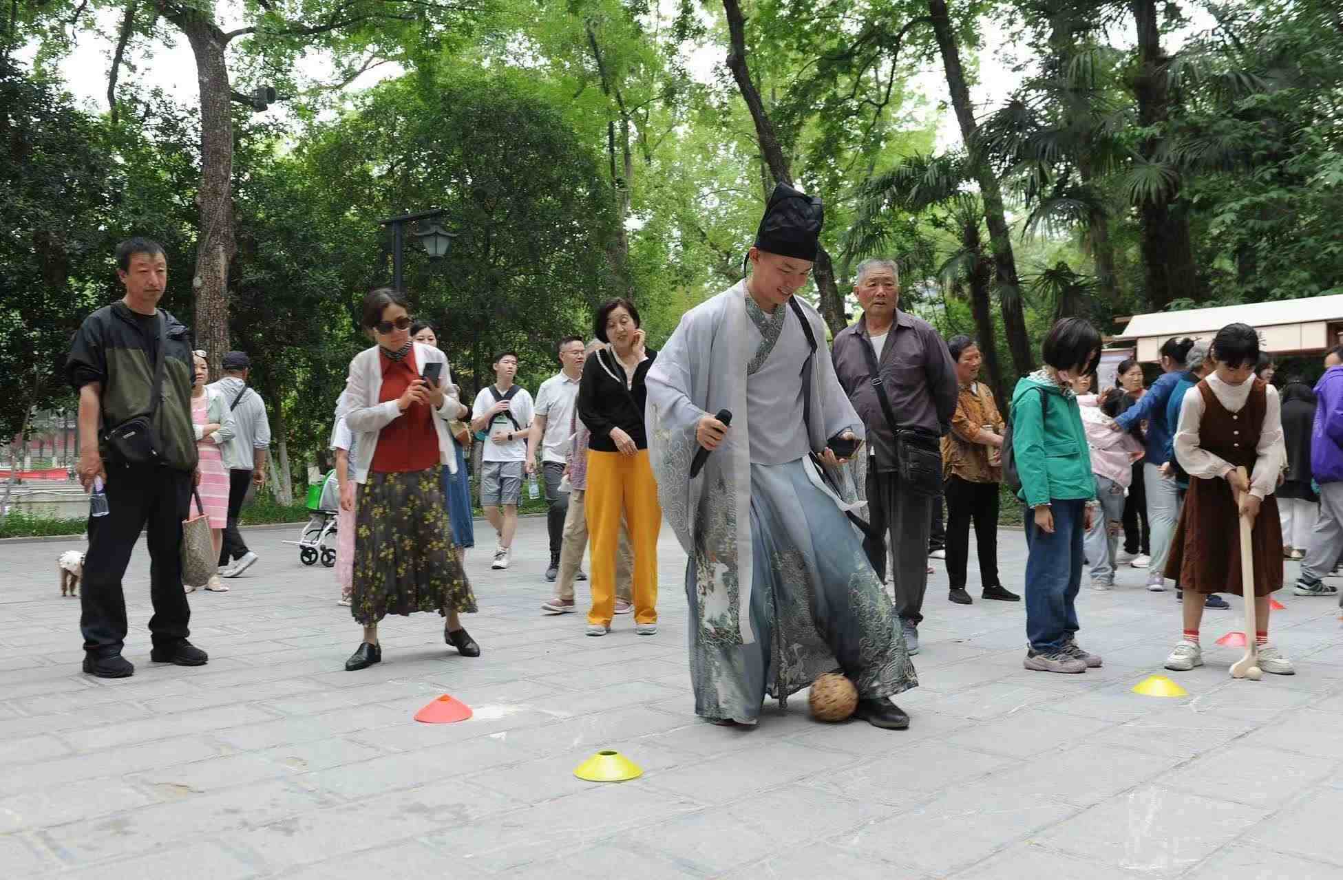 2025年5月3日，安徽省合肥市包公園景區(qū)，游客正在參與“蹴鞠”體育活動(dòng)。（圖片來(lái)源：視覺(jué)中國(guó)）