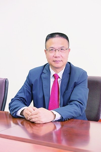 徐飛 教授、博士生導(dǎo)師。歷任上海交通大學(xué)副校長、西南交通大學(xué)校長、上海財經(jīng)大學(xué)常務(wù)副校長，現(xiàn)任福耀科技大學(xué)常務(wù)副校長。國務(wù)院政府特殊津貼專家。先后兼任中國鐵道學(xué)會副理事長，中國管理學(xué)會組織與戰(zhàn)略專業(yè)委員會副主任，教育部高等學(xué)校創(chuàng)新創(chuàng)業(yè)教育指導(dǎo)委員會副主任，中國高等教育學(xué)會創(chuàng)新創(chuàng)業(yè)教育分會理事長，中國高質(zhì)量MBA教育認(rèn)證（CAMEA）工作委員會副主任，中國職業(yè)技術(shù)教育學(xué)會副會長等。主要研究領(lǐng)域為戰(zhàn)略管理、競爭戰(zhàn)略與博弈論、創(chuàng)新創(chuàng)業(yè)、跨文化戰(zhàn)略領(lǐng)導(dǎo)力等。出版著作20余部。