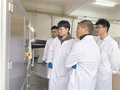 圖為安工大材料科學(xué)與工程學(xué)院碩士研究生余威（右一）在實(shí)驗(yàn)室開(kāi)展研究。安工大供圖