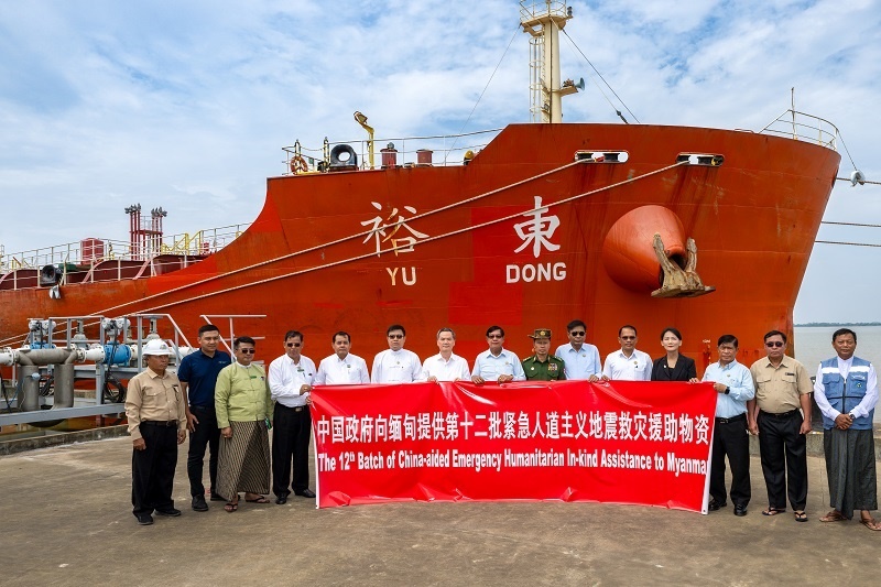 中國駐緬大使館歐陽道冰參贊、仰光省首席部長梭登及緬有關(guān)部門官員出席交接儀式。人民網(wǎng)記者 謝佳君攝