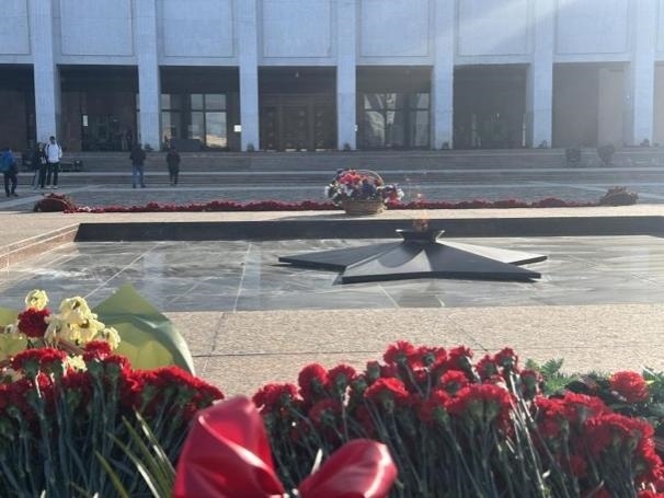 當?shù)貢r間5月6日下午，莫斯科勝利廣場上的長明火兩旁放滿鮮花。