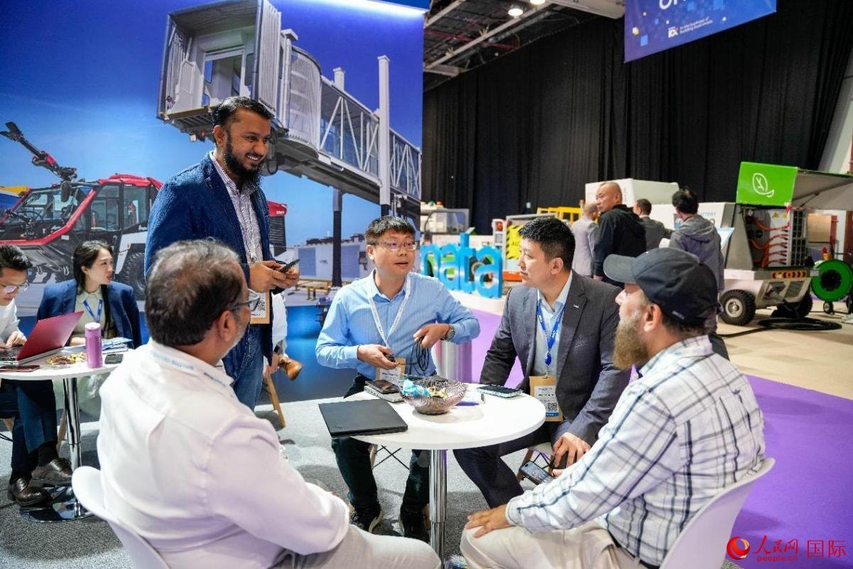 中外商家在交流。人民網(wǎng)塔里克·易卜拉欣攝