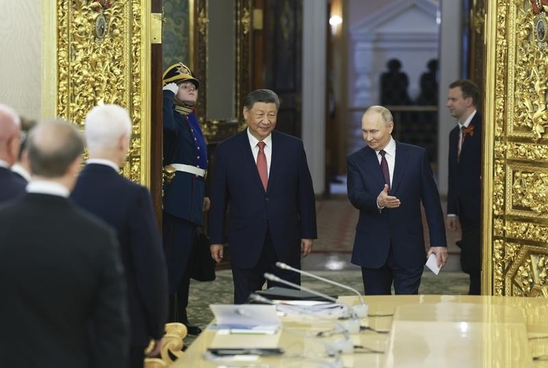 △當(dāng)?shù)貢r(shí)間5月8日，俄羅斯總統(tǒng)普京同習(xí)近平主席在莫斯科克里姆林宮舉行會(huì)談。這是兩國(guó)元首步入會(huì)場(chǎng)。