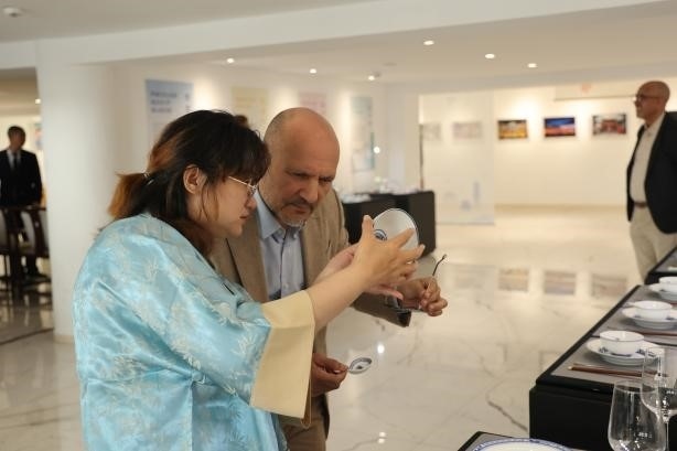 摩洛哥民眾在觀察中國瓷器。拉巴特中國文化中心供圖