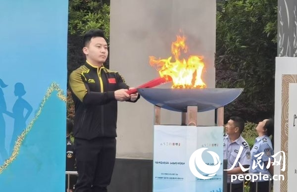 在活動(dòng)開(kāi)幕式上，馮喆點(diǎn)燃火炬。人民網(wǎng)記者 楊磊攝