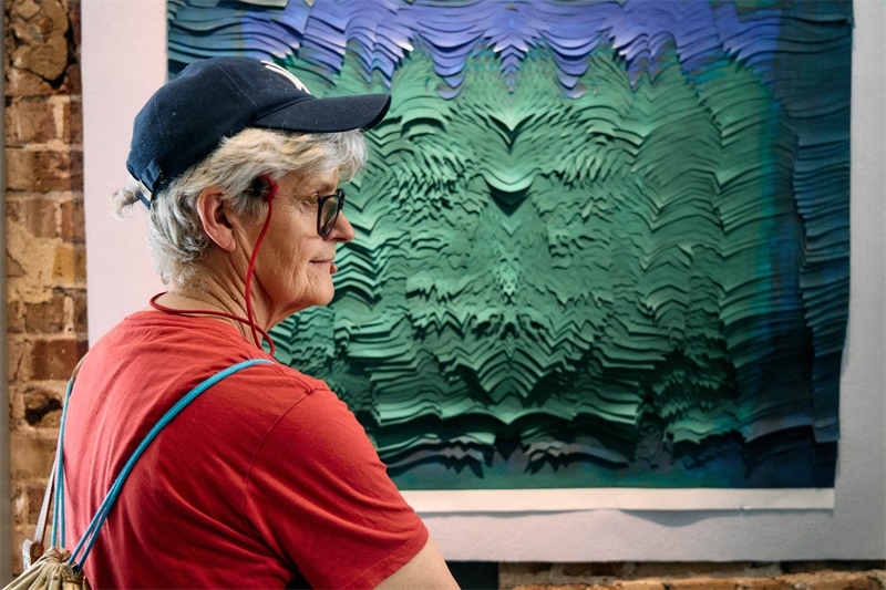 英國嘉賓在倫敦手工周中國館展出作品前駐足。楊浩鵬攝