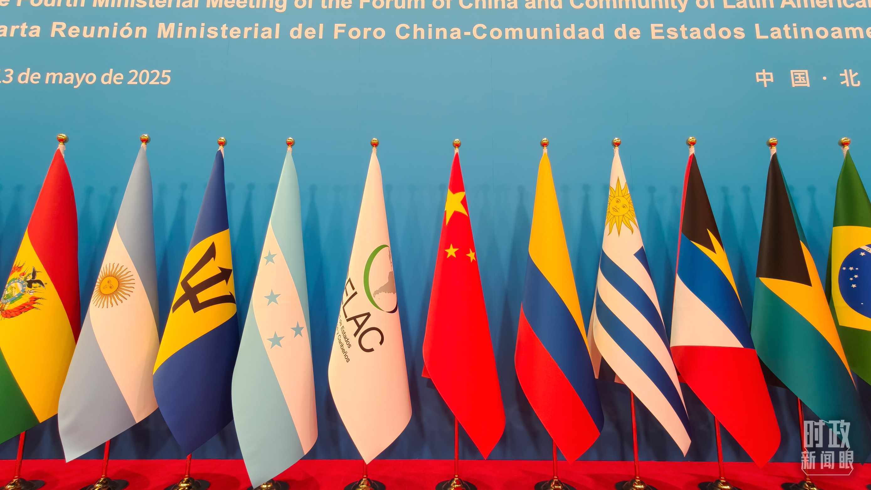 開幕式現(xiàn)場的旗陣。（總臺央視記者陸泓宇拍攝）