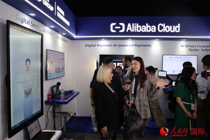 當?shù)孛襟w在2025迪拜金融科技峰會的一家中資企業(yè)展廳采訪，張志文攝