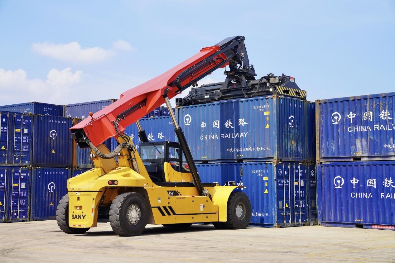 在中老鐵路萬象南鐵路貨運(yùn)口岸站，起重機(jī)正在吊裝集裝箱。劉瑩嘉攝