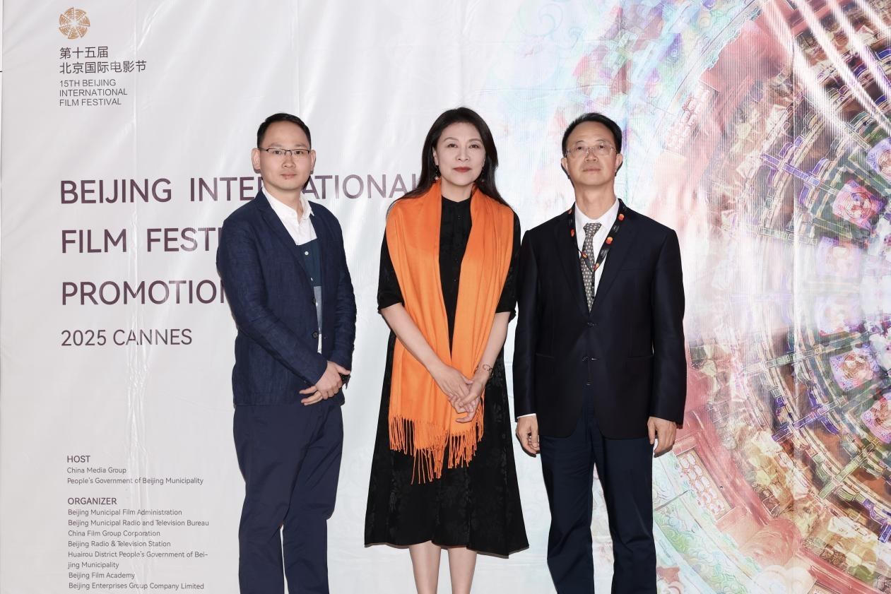 余俊生（右一）與《走走停?！穼?dǎo)演龍飛（左一）、演員岳紅（左二）合影。主辦方供圖