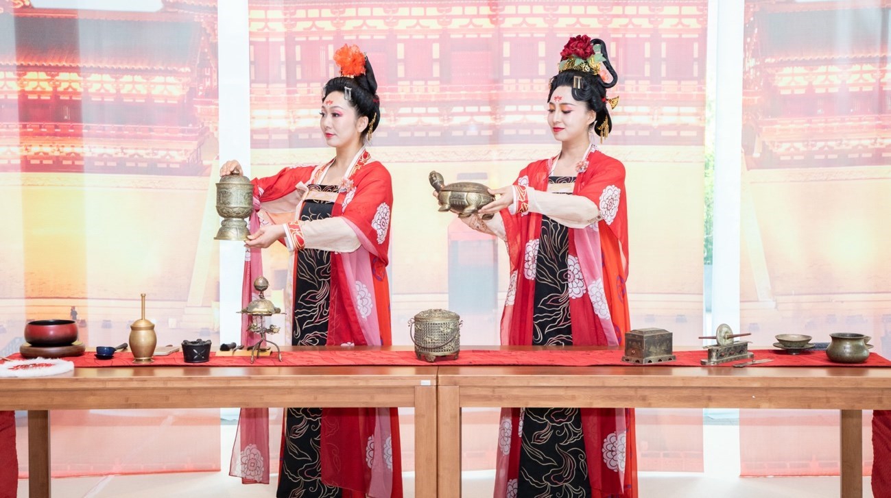 法門寺地宮出土文物一比一復(fù)刻的宮廷茶器。中國(guó)駐大阪旅游辦事處供圖