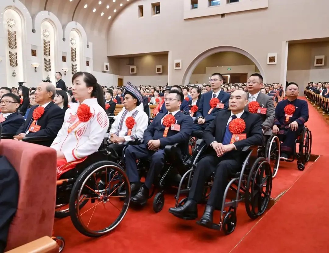 2025年5月16日，第七次全國自強(qiáng)模范暨助殘先進(jìn)表彰大會(huì)在北京召開。大會(huì)表彰了200名“全國自強(qiáng)模范”、200個(gè)“全國殘疾人工作先進(jìn)集體”和60名“全國殘疾人工作先進(jìn)個(gè)人”。