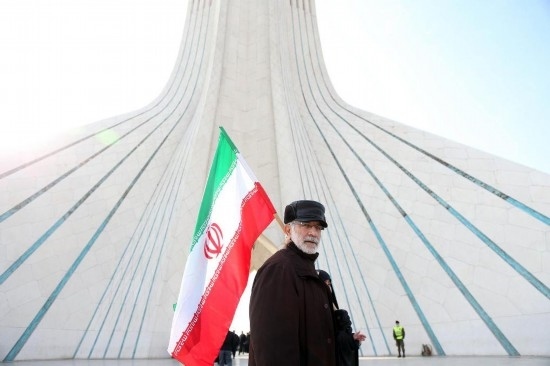 2月10日，在伊朗首都德黑蘭阿扎迪廣場，民眾參加紀念伊朗伊斯蘭革命勝利46周年集會。新華社記者沙達提攝