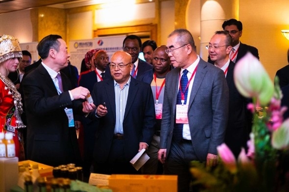 與會(huì)嘉賓走訪特色展臺(tái)。南非貴州商會(huì)供圖