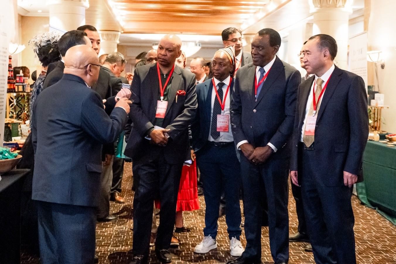 與會(huì)嘉賓走訪展臺(tái)。南非貴州商會(huì)供圖