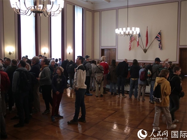 圖為觀眾們在卡爾霍斯特紀(jì)念館內(nèi)參觀。人民網(wǎng) 肖晶攝