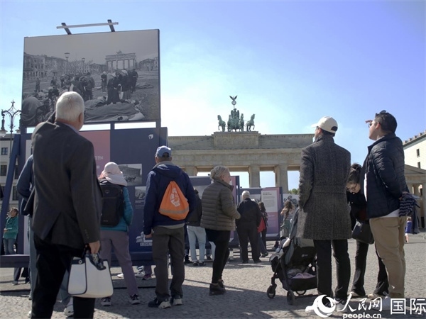 圖為勃蘭登堡門前，市民們在參觀歷史圖片展。人民網(wǎng) 肖晶攝