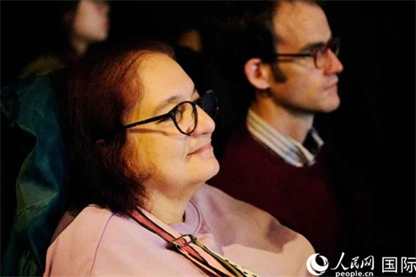 英國觀眾觀看巡展影片。楊浩鵬攝