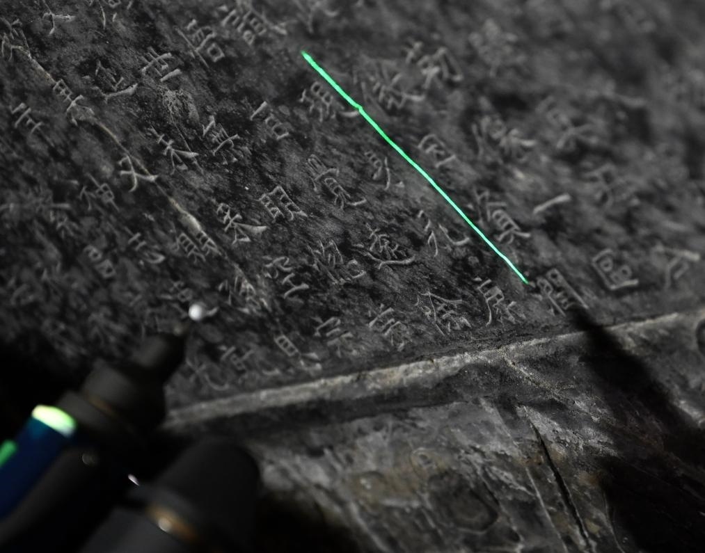 2025年4月9日，龍門石窟研究院工作人員在古陽(yáng)洞使用關(guān)節(jié)臂掃描儀對(duì)《龍門二十品》之一進(jìn)行數(shù)字化掃描。新華社記者 李嘉南 攝