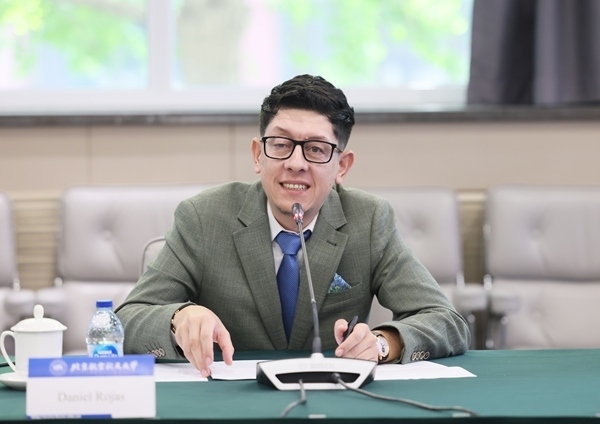 哥倫比亞教育部長(zhǎng)丹尼爾?羅哈斯一行訪問(wèn)北京航空航天大學(xué)。北航供圖