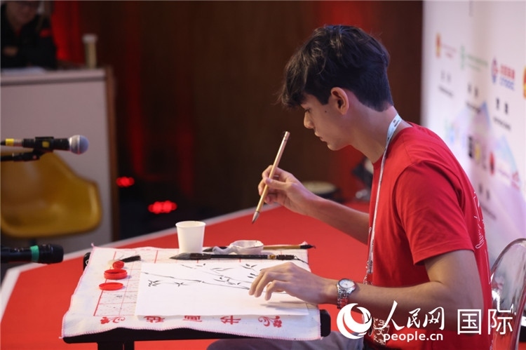 2025年“漢語(yǔ)橋”巴西賽區(qū)決賽的“才藝展示”環(huán)節(jié)，一名參賽者正在繪畫(huà)。人民網(wǎng)記者 時(shí)元皓攝