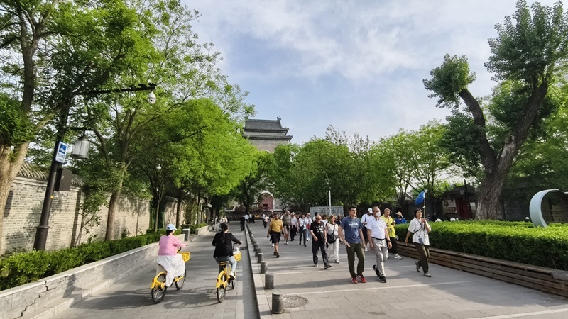 外國游客游覽北京鼓樓。人民網(wǎng)記者 李楠樺攝
