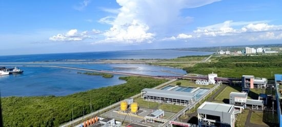 這是5月18日拍攝的紅樹林環(huán)繞的爪哇7號燃煤電站。記者 曹凱 攝