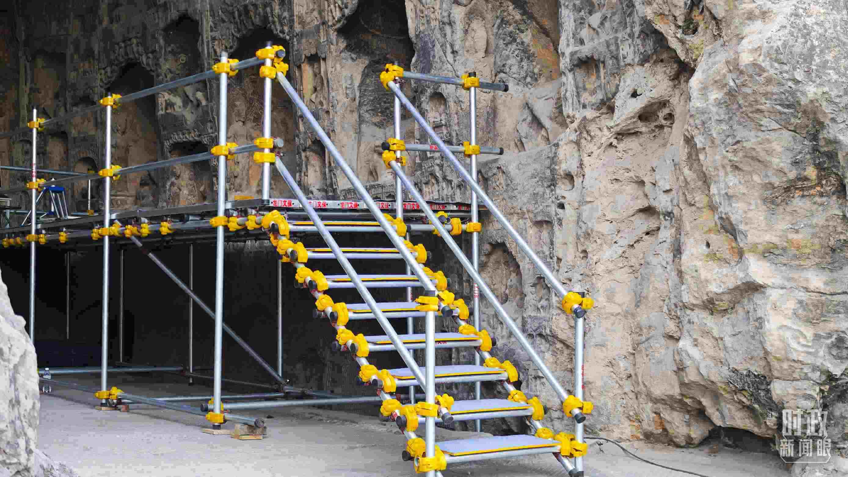 △龍門石窟古陽洞文物修護(hù)現(xiàn)場。（總臺央廣記者潘毅拍攝）