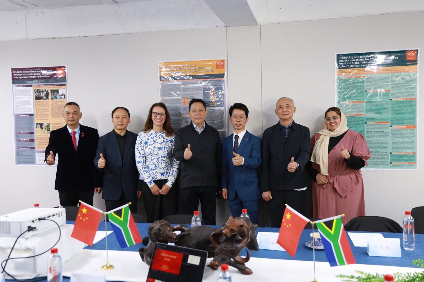 四川省副省長楊興平及代表團(tuán)與《補(bǔ)充醫(yī)學(xué)：教育與研究》雜志社團(tuán)隊(duì)合影。非洲中醫(yī)及針灸中心供圖