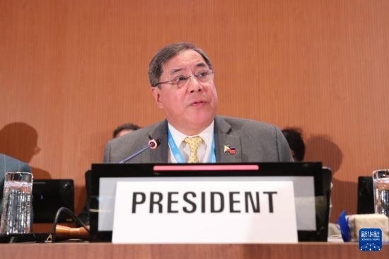 5月20日，在瑞士日內(nèi)瓦，第78屆世界衛(wèi)生大會(huì)主席赫爾博薩宣布審議通過(guò)“大流行協(xié)定”。新華社記者 杜哲宇 攝